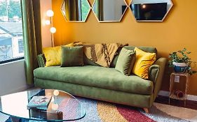 Vintage Vibes - Minutes From The Broadway Buzz